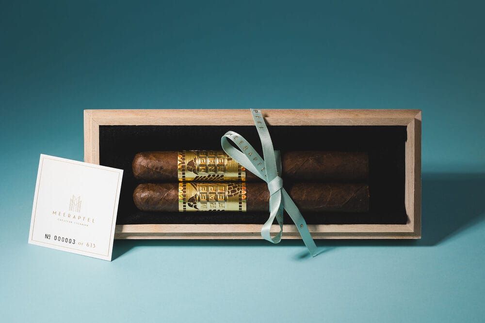 033.CRÉATIONLIBERTÉ Meerapfel Cigar Création Liberté 2025 Open and displayed 2 pack