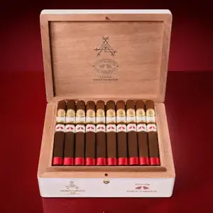 Montecristo 1935 Anniversary Doble Diamante Red Open box of cigars