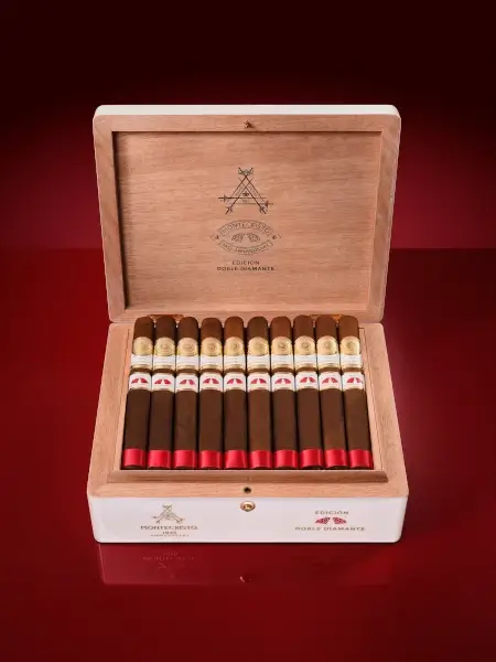 507cec1d-0806-4a14-ae49-ea565534e716 Montecristo 1935 Anniversary Doble Diamante Red Open box of cigars