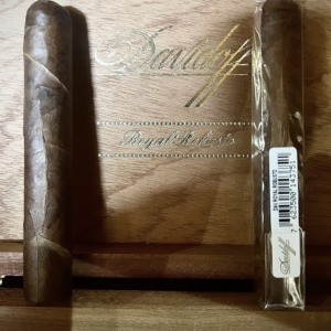Davidoff Royal Robusto 100-Count Crate cigars 2 pieces