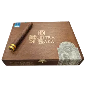Muestra de Saka Nacatamale single cigar on box