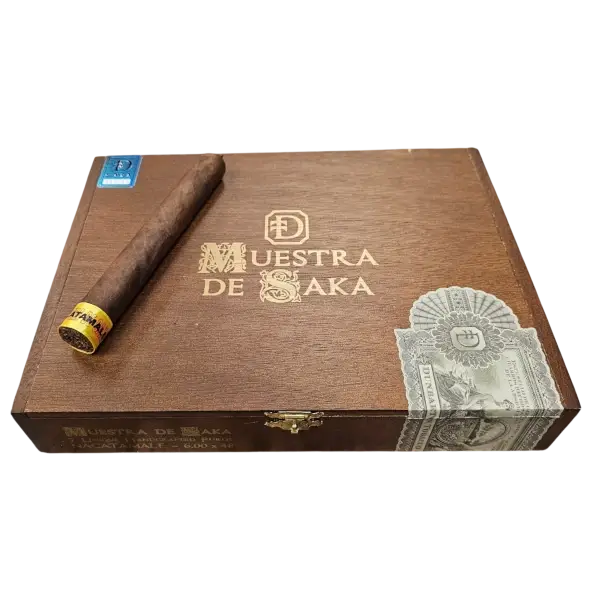 Muestra de Saka Nacatamale 2 Muestra de Saka Nacatamale single cigar on box