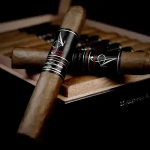 Angelenos Robusto Open box mood shot