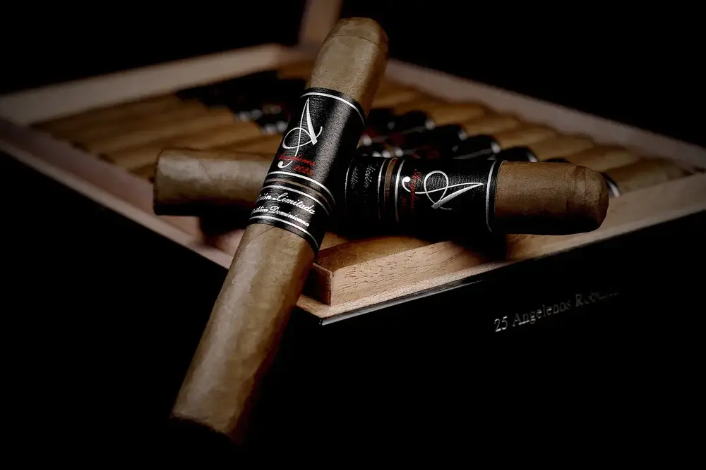 angelenos-robusto-1f Angelenos Robusto Open box mood shot