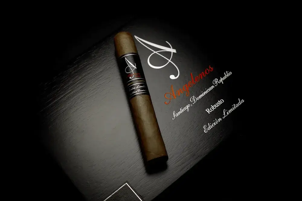 angelenos-robusto-3f Angelenos Robusto Cigar on top of box mood shot